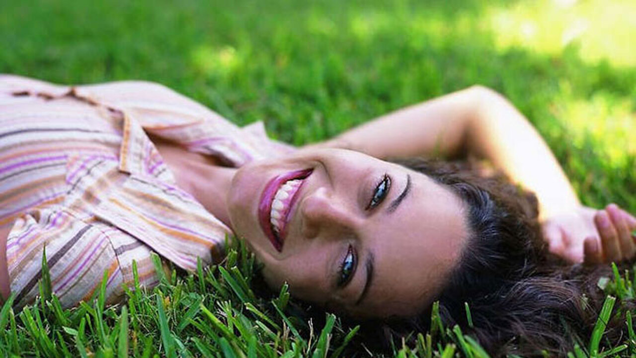 Frau im Gras