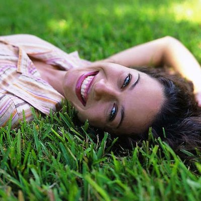 Frau im Gras