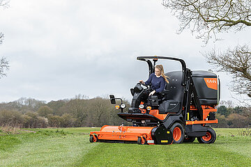 Kubota Frontmäher mit RTK-fähigem Topcon-Lenksystem
