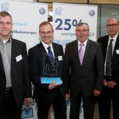 Mitarbeiter erhält Umweltpreis