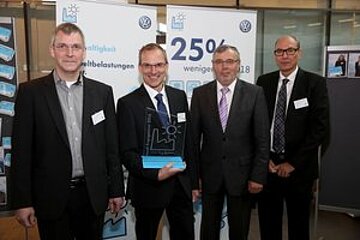 Mitarbeiter erhält Umweltpreis