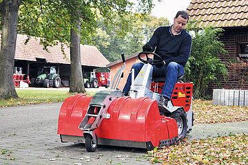 Motorangetriebene Kehrmaschine