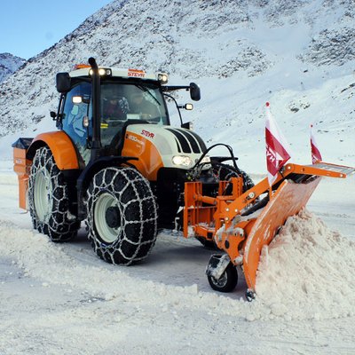 Traktor mit Räumschild
