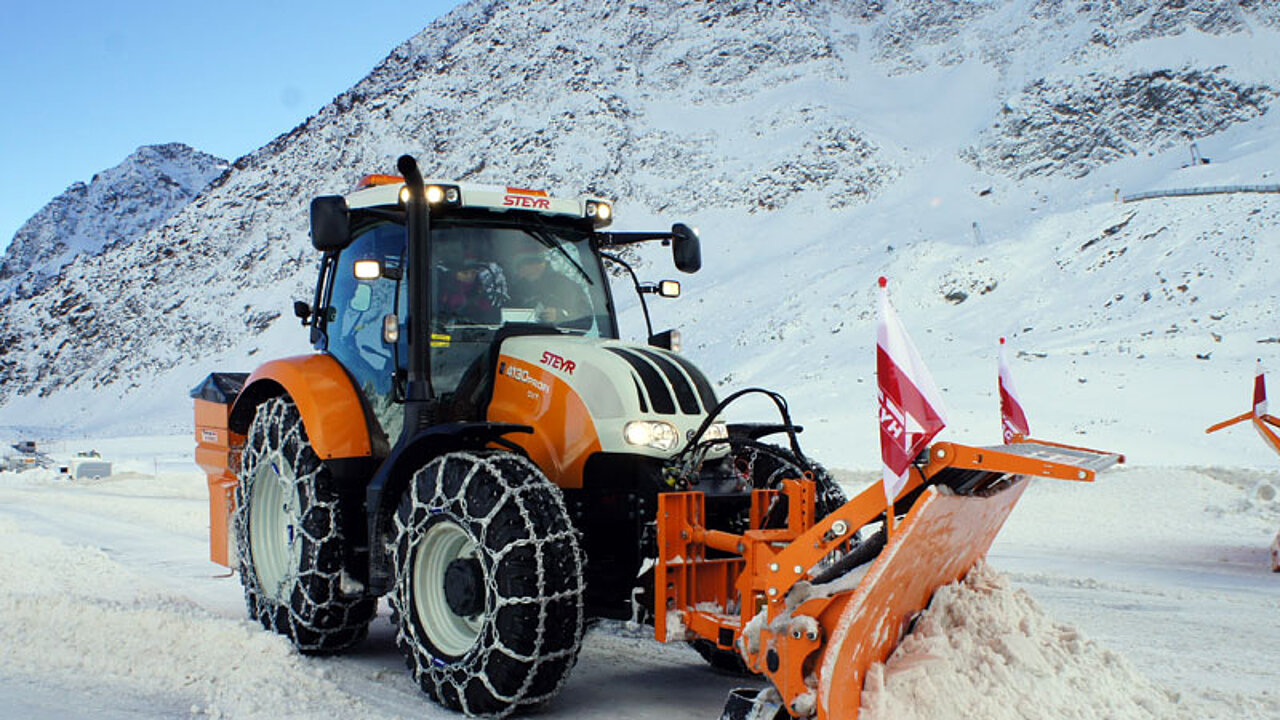 Traktor mit Räumschild