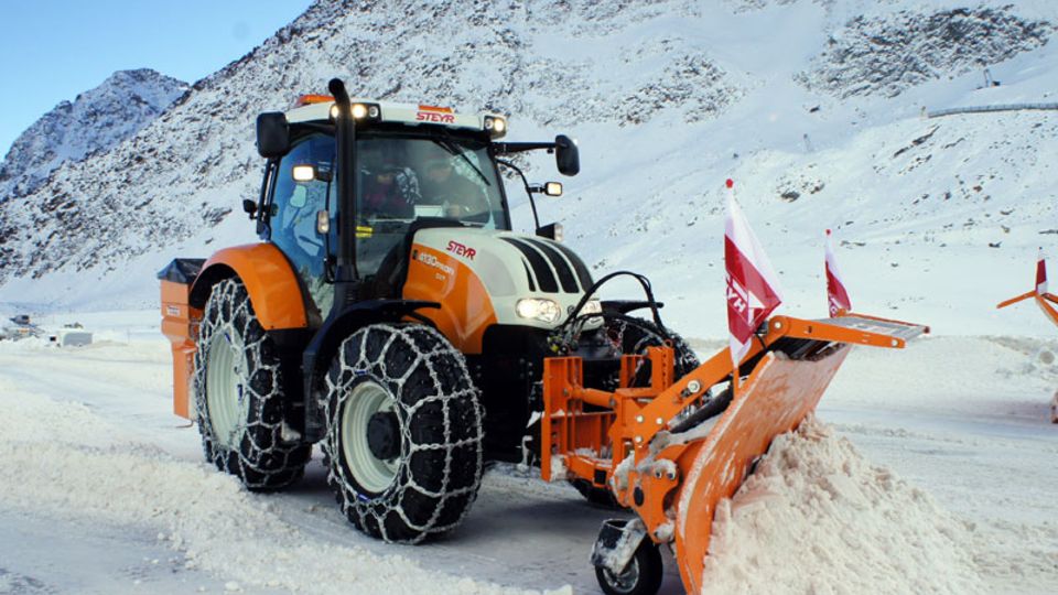 Traktor mit Räumschild