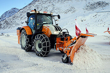 Traktor mit Räumschild
