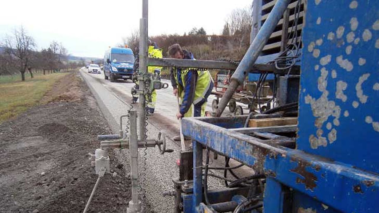 Betonbankett und Bordrinne