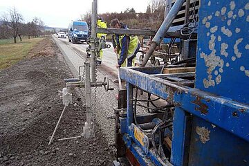 Betonbankett und Bordrinne