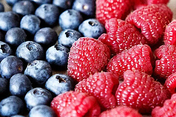 Himbeeren und Blaubeeren