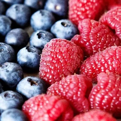 Himbeeren und Blaubeeren
