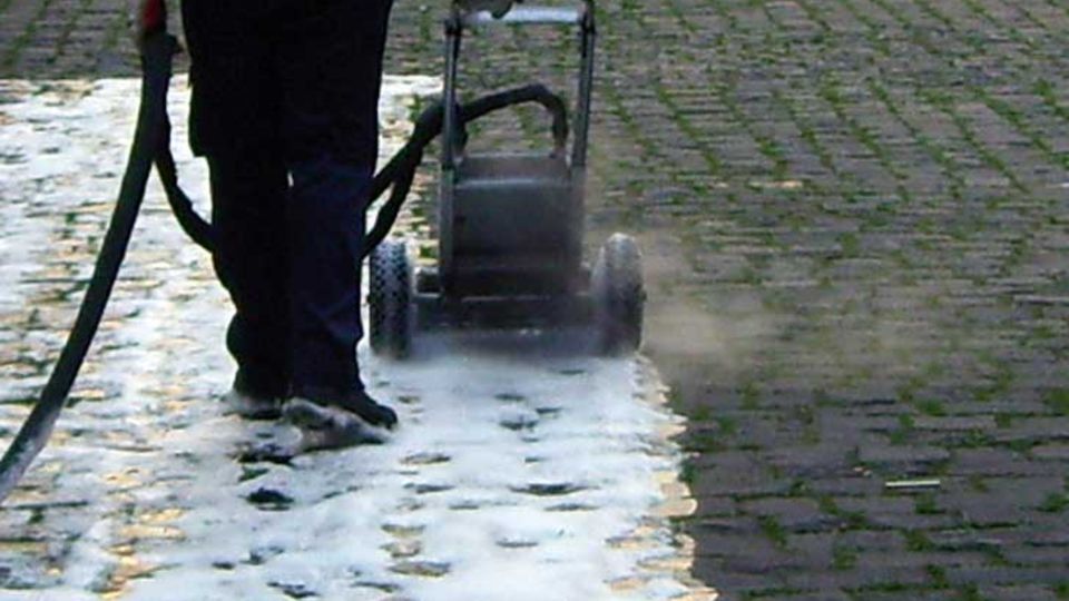Unkrautbeseitigung auf Freiflächen