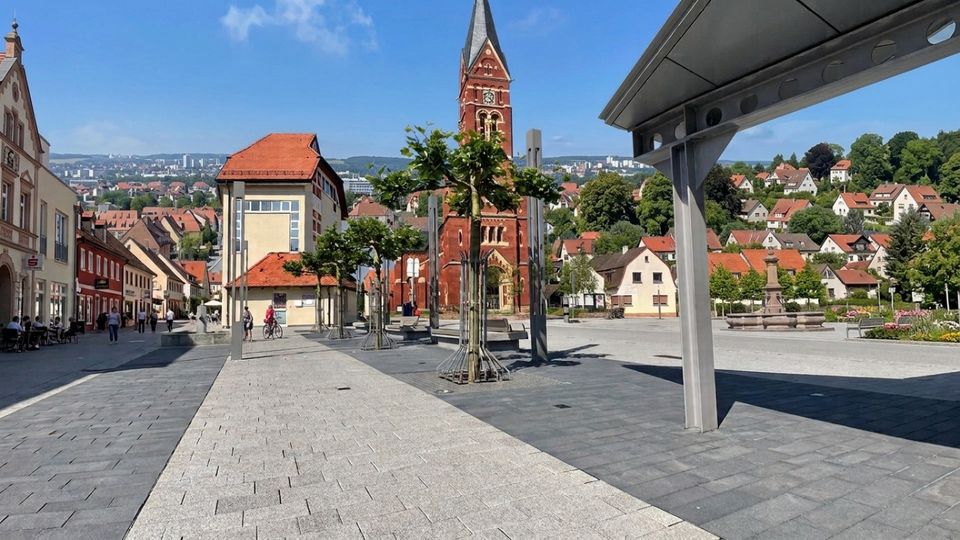 beleuchtete Sitzbänke
