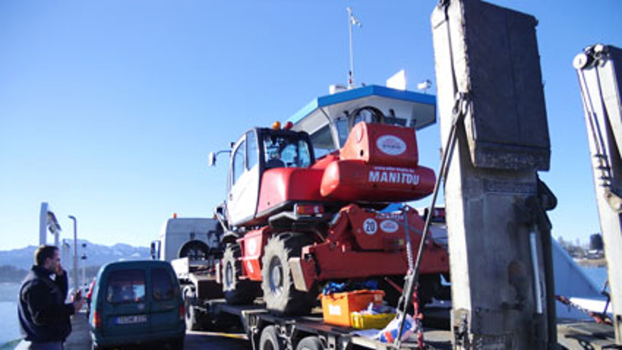 Baumaschine auf Tieflader