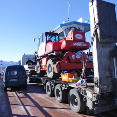 Baumaschine auf Tieflader