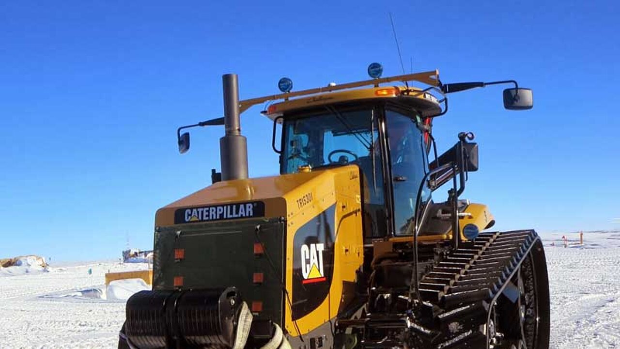 Caterpillar Raupe im Schnee
