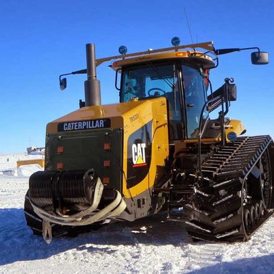 Caterpillar Raupe im Schnee