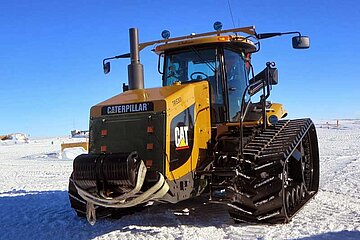 Caterpillar Raupe im Schnee