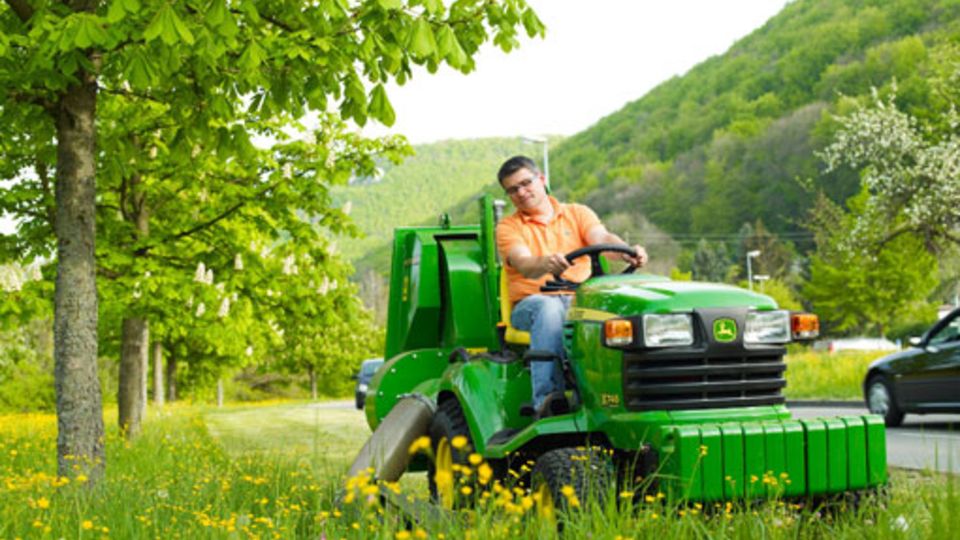 John Deere X748
