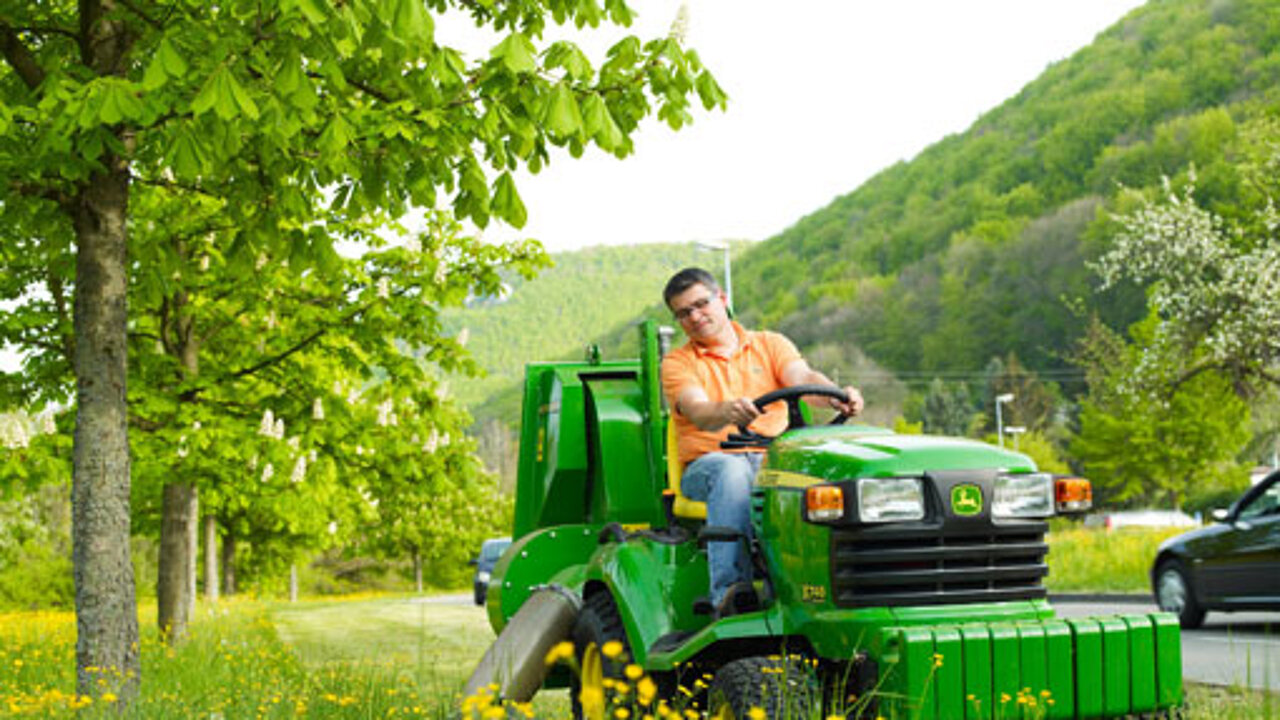 John Deere X748