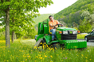 John Deere X748