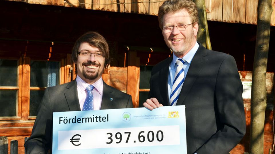 Huber überreicht den Bescheid
