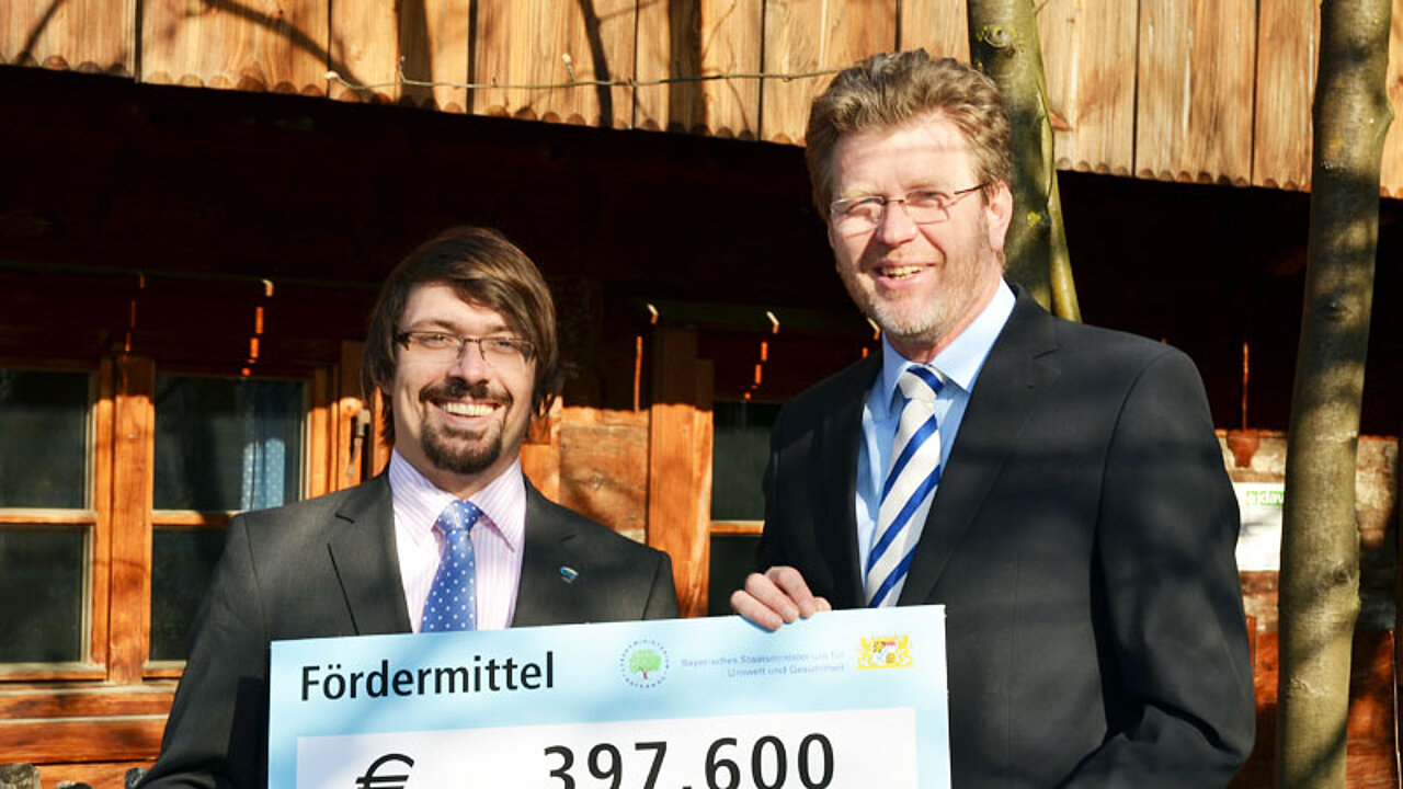 Huber überreicht den Bescheid