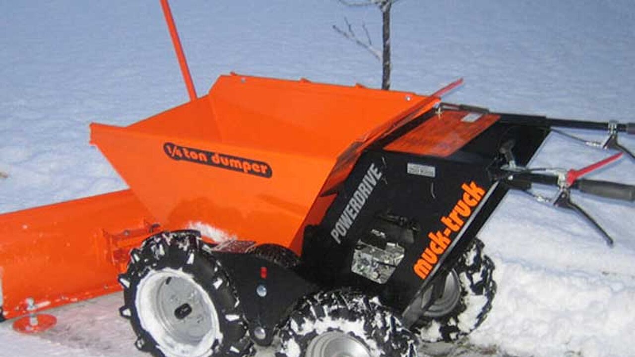 Muck-Truck mit Schneeräumschild