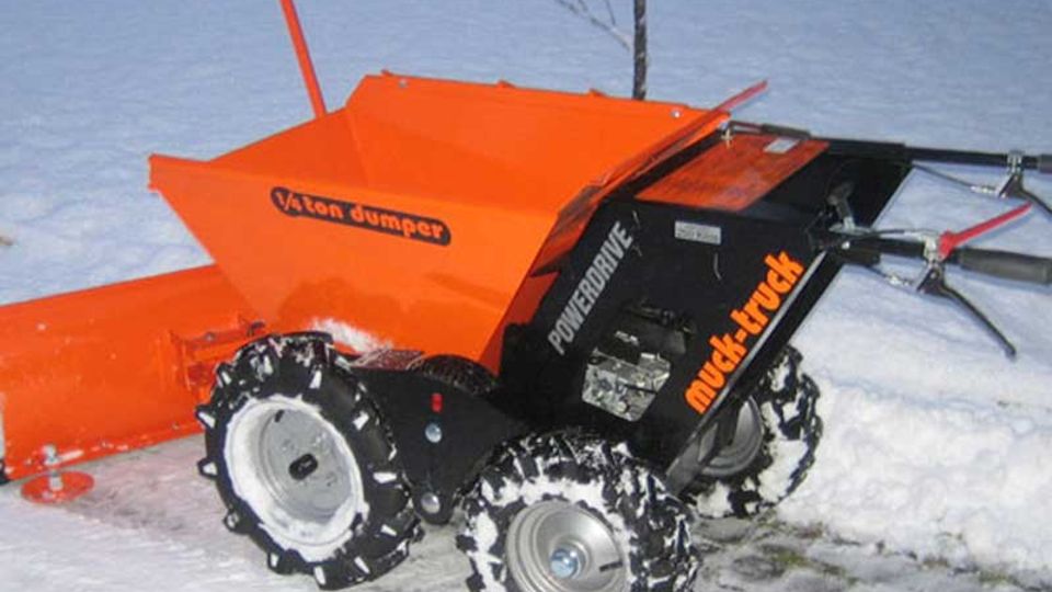 Muck-Truck mit Schneeräumschild