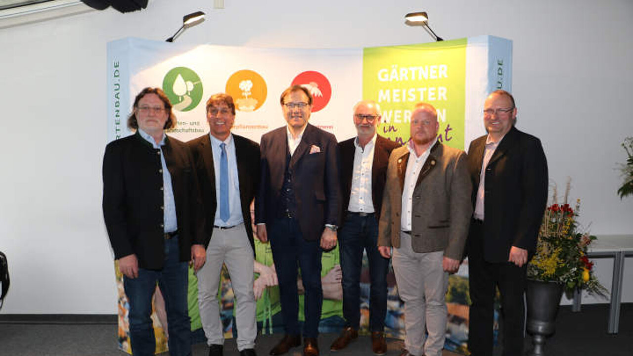 24 neue Meisterinnen und Meister im GaLaBau bei der Abschlussfeier