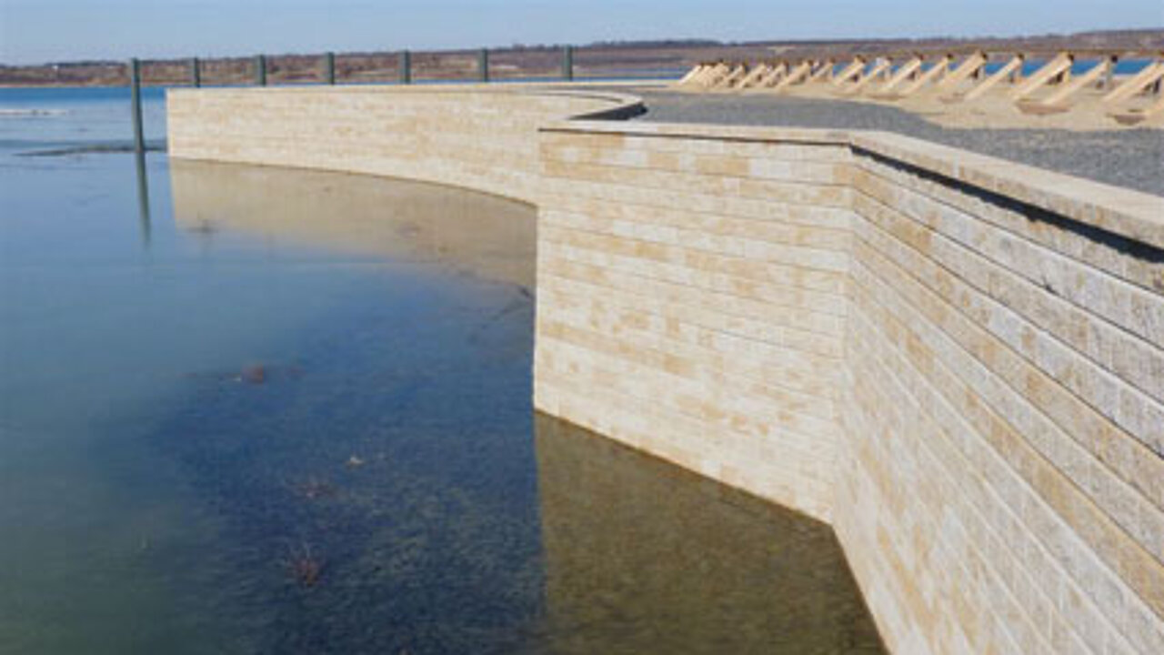 Geokunststoffbewehrte Blocksteinmauer