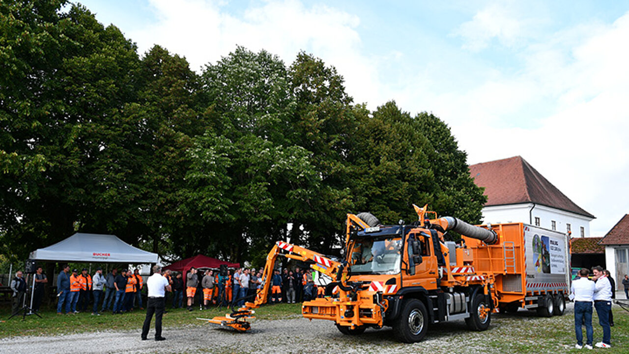 Unimog mit Grünpflegekopf