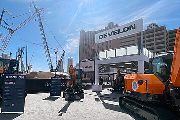DEVELON Minibagger Radlader Conexpo