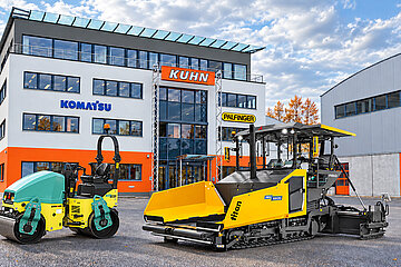 Ammann-Maschinen mit Kuhn-Logo