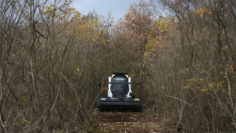 Bobcat Kompaktmaschinen gegen Waldbrand