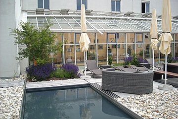 Dachterrasse mit Wasserbecken
