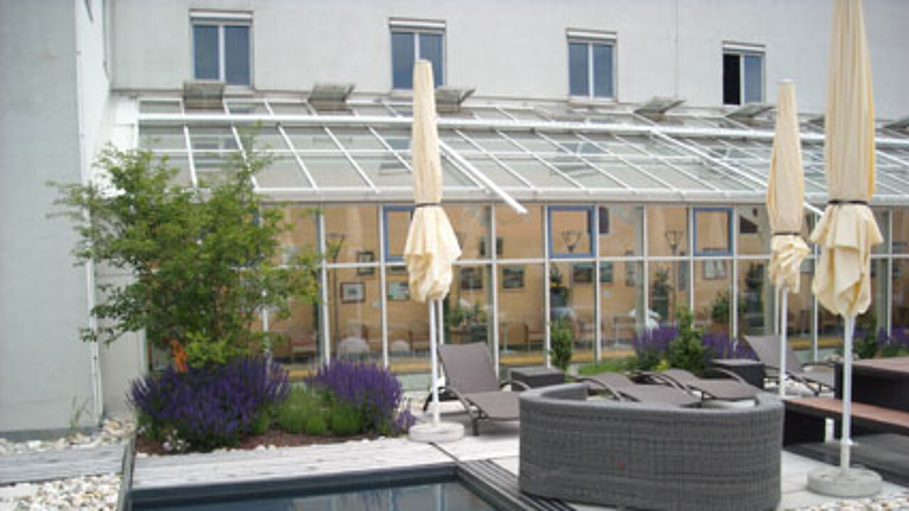 Dachterrasse mit Wasserbecken