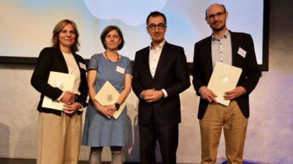 Cem Özdemir übergibt den Zuwendungsbescheid