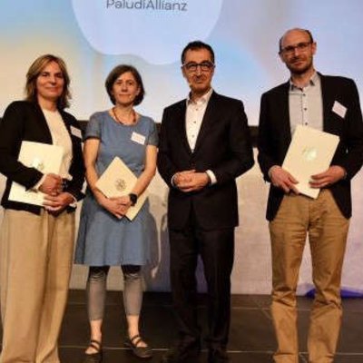 Cem Özdemir übergibt den Zuwendungsbescheid