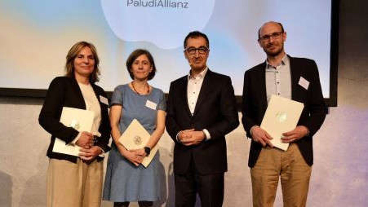 Cem Özdemir übergibt den Zuwendungsbescheid