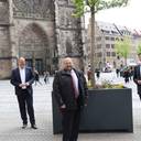 Platz vor der Nürnberger Lorenzkirche mit Stadtbäumen begrünt