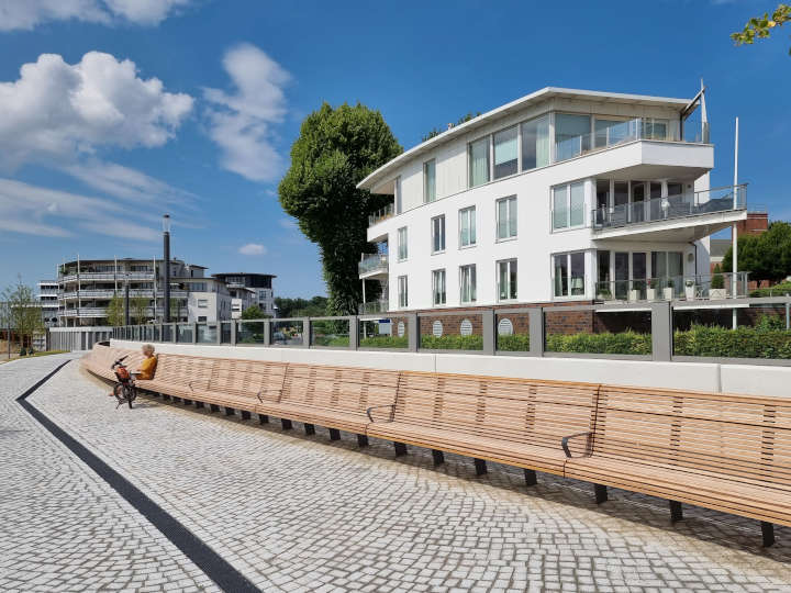 75 Meter Sitzbank für Großprojekt „Schulauer Hafen“ in Wedel