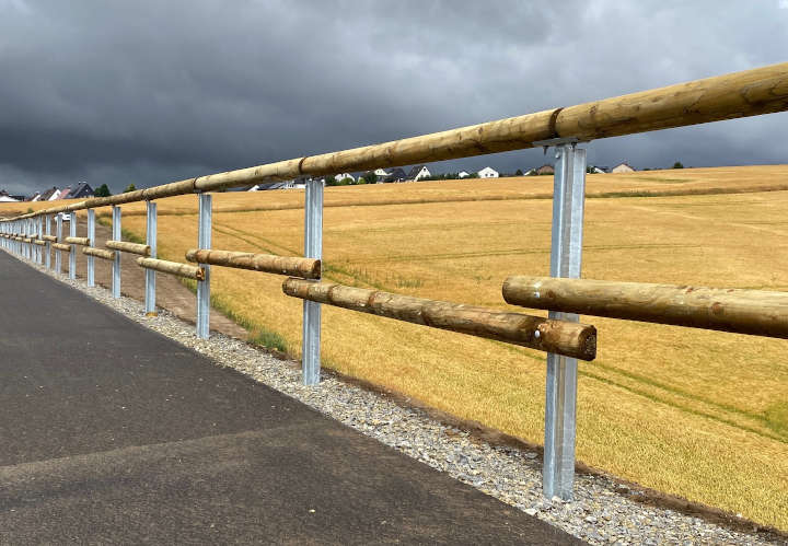 Stahl-Holzgeländer von Blömen VuS schützen Radfahrer und Wanderer