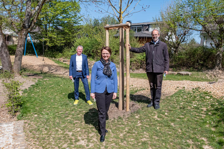 Widmann-Mauz MdB: Baumspende für den Spielplatz in Kusterdingen-Jettenburg